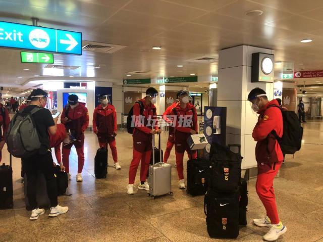 在线直播-国足顺利抵达沙迦 重回40强赛驻地有“家”的感觉