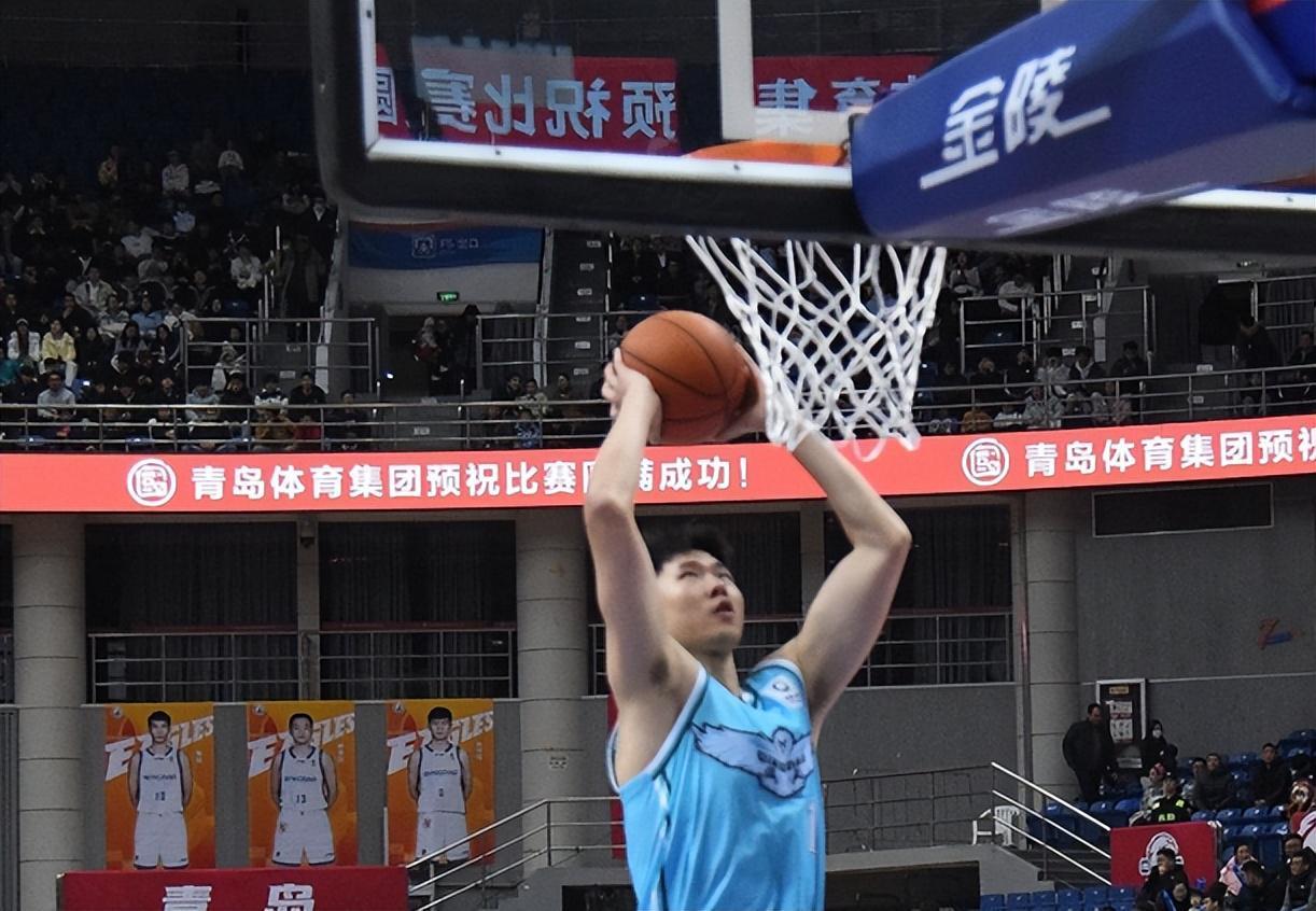 无插件直播-7分险胜！青岛男篮力克广州 首发齐上双+米奇两双 郭艾伦空砍25分